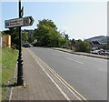 Bilingual direction sign, Heol Gouesnou, Brecon