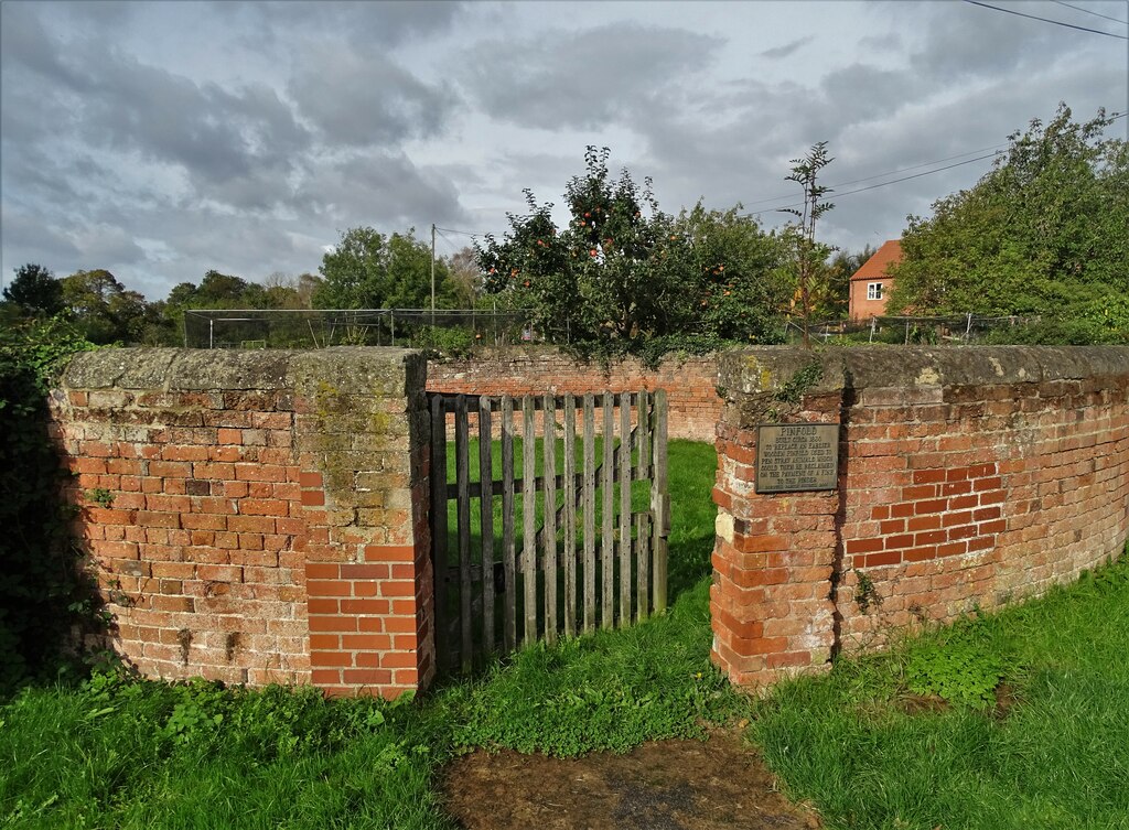 The circular pinfold in Norwell © Neil Theasby :: Geograph Britain and ...