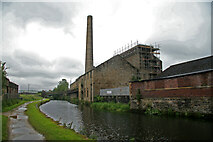 SD8332 : Leeds and Liverpool Canal, Burnley by Chris Allen