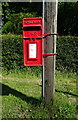 TF3264 : Elizabeth II postbox on Chapel Lane, Miningsby by JThomas