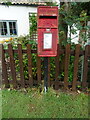 Elizabeth II postbox on East Road, Tetford