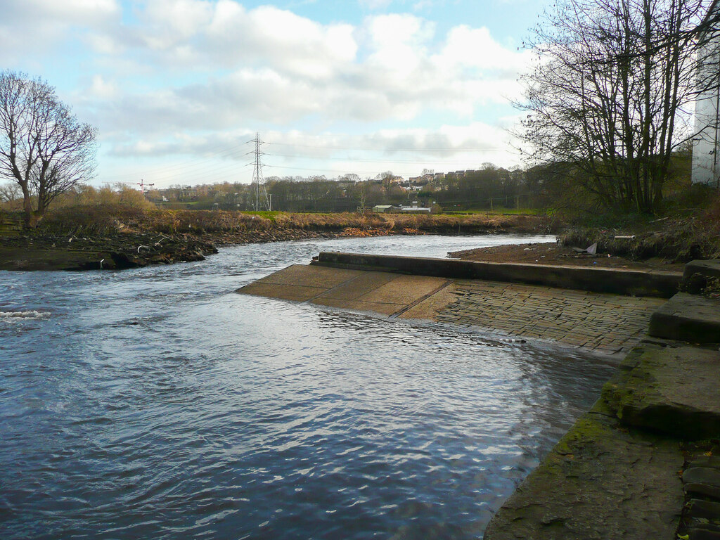 Broken weir on the river at Brookfoot,... © Humphrey Bolton :: Geograph ...