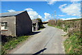 Heol fach yn mynd heibio i ffarm / Minor road passes a farm