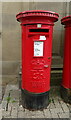 SD5192 : Elizabeth II postbox on Stricklandgate, Kendal by JThomas