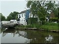 The Slipway pub and Crabtree Swingbridge