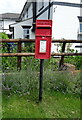 SO8926 : Elizabeth II postbox on the A4019, Knightsbridge by JThomas