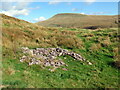 Gweddillion adeilad ar Gefn Cul / Remains of a building on Cefn Cul