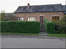 SP4158 : Cottage on Banbury Road, Ladbroke by David Howard