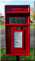 Elizabeth II postbox on Moor End, Holme upon Spalding Moor