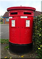 Double aperture Elizabeth II postbox on Becklands Park, Market Weighton