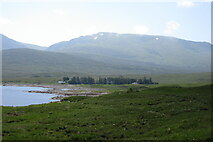 NH1140 : Pait Lodge beside Loch Monar with An Riabhachan in the background by Andrew McMahon