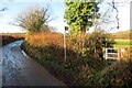 Llwybr yn gadael yr heol / Path exiting the road