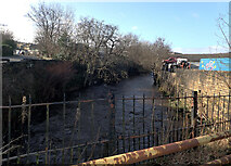 SE1115 : The River Colne at Tanyard Road, Milnsbridge by habiloid