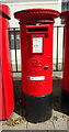 Elizabeth II postbox on The Grove, Gravesend