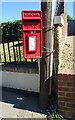 Elizabeth II postbox on London Road, Newington