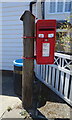 Elizabeth II postbox on Sandbanks Road, Culmers