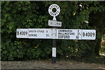 SU6186 : Fingerpost on Wallingford Road, North Stoke by David Howard