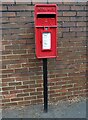 Elizabeth II postbox on London Road, Camberley