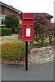 Elizabeth II postbox on The Cedars, Benson