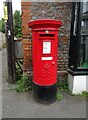 Elizabeth II postbox on High Street, Benson