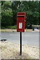 Elizabeth II postbox on Vicarage Road, Yateley