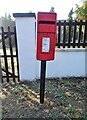 Elizabeth II postbox on London Road, Little End