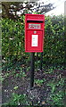 Elizabeth II postbox on Reading Road, Arborfield