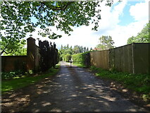 SU6756 : Gated drive to Sherfield Court by JThomas