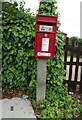 Elizabeth II postbox on Hedsor Road