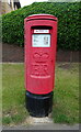 Elizabeth II postbox on  Bath Road, Taplow