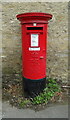 Elizabeth II postbox on Thame Road, Brookhampton