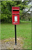 SU4107 : Elizabeth II postbox on Lower Mullin's Lane, Hythe by JThomas
