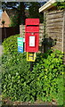 Elizabeth II postbox on Main Road