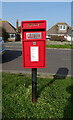 Elizabeth II postbox on Broadway