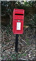 Elizabeth II postbox on Smugglers Lane North