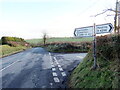 Cyffordd T ar y B4298 / A T junction on the B4298