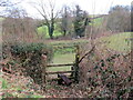 Llwybr yn gadael yr heol / Path exiting the road