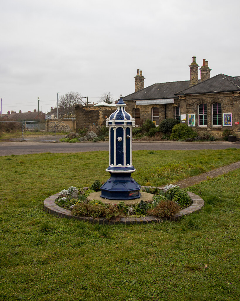 drinking-fountain-near-harwich-town-roger-jones-geograph