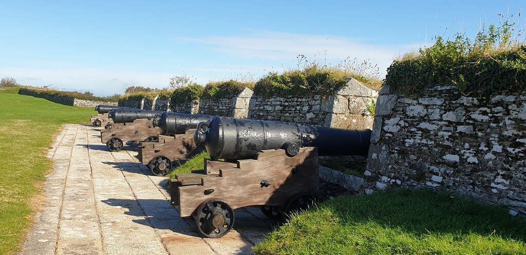 cannons-at-pendennis-castle-oscar-taylor-geograph-britain-and-ireland