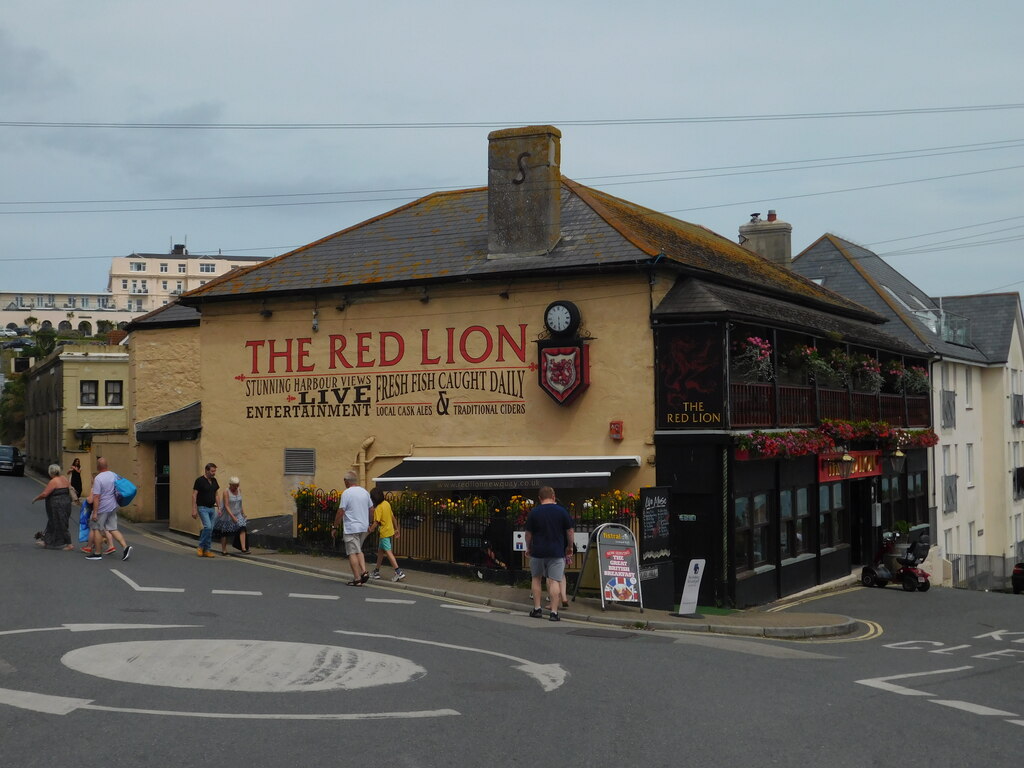 The Red Lion Pub North Quay Hill © Bryn Holmes Geograph Britain And Ireland 