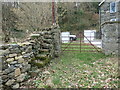 Camfa a giât ger y porthdy / Stile and gate near the lodge