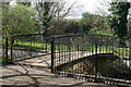 Lewisham : footbridge over River Ravensbourne