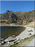 SH6459 : Shingle beach at the northern end of Llyn Idwal by Richard Law