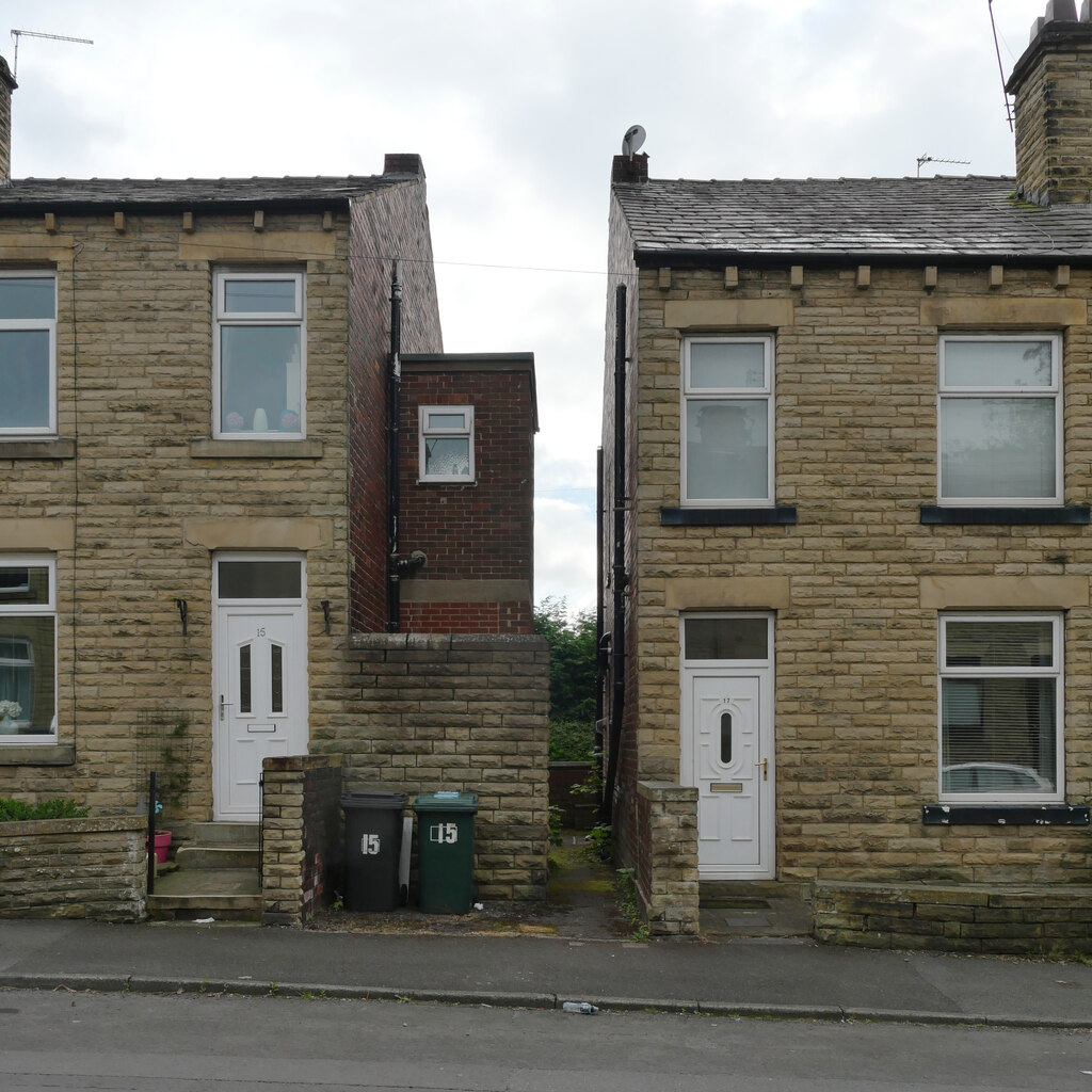 Ginnel between Wormald Street and Albert... © habiloid Geograph