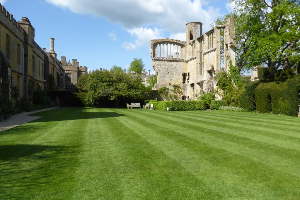 the-remains-of-the-great-hall-philip-halling-geograph-britain-and