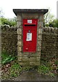 Elizabeth II postbox on Nine Acres Lane, Charlbury