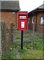 Elizabeth II postbox, Leysters Pole