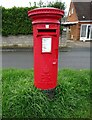 Elizabeth II postbox on Cleobury Road, Bewdley