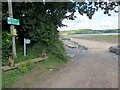 Llwybr cyhoeddus i Ferry Point / Public footpath to Ferry Point