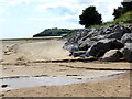 Morglawdd yn Ferry Point / Sea wall at Ferry Point